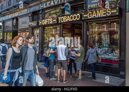 La gente camminare lungo Mass Ave in Harvard Square, Cambridge, MA Foto Stock