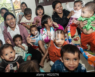 Bambini a Vinh figlio 1 orfanotrofio Kon Tum Vietnam Foto Stock