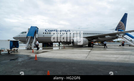 Continental Airlines tramoggia isola Boeing 737 Atollo Majuro aeroporto Micronesia Foto Stock