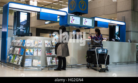 Visitor Information desk l'aeroporto Incheon di Seoul COREA DEL SUD Foto Stock