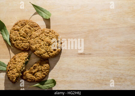 Oat cookie sul tavolo di legno con foglie di alloro Foto Stock