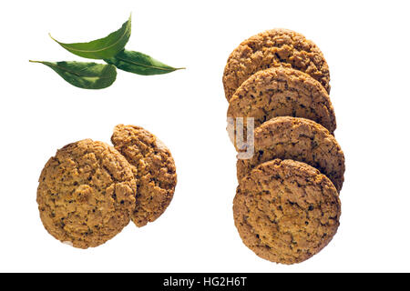 Vista dall'alto di diversi di farina di avena cookies isolati su sfondo bianco. Foto Stock