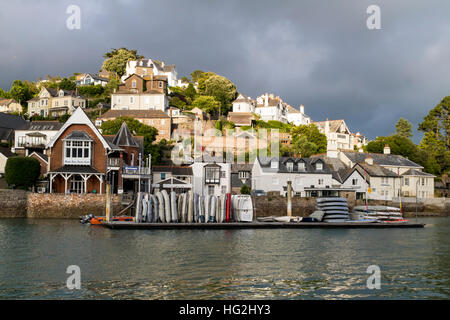 Kingswear sotto cieli bui; vista dal fiume Dart guardando verso il Dart Royal Yacht Club, Devon, Inghilterra. Foto Stock