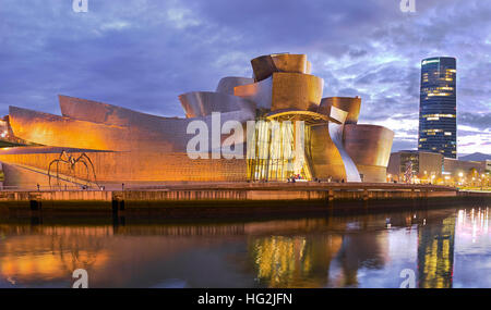 Bilbao, Spagna. Il 28 dicembre, 2016. Vista panoramica del Guggenheim Museum e Torre Iberdrola Foto Stock