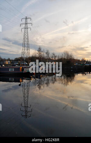 Porticciolo di Tinsley, canale di Sheffield, al tramonto del canale inglese inglese Foto Stock