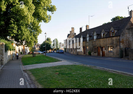Chipping Campden in inglese Cotswolds Inghilterra UK, lungo High Street Foto Stock