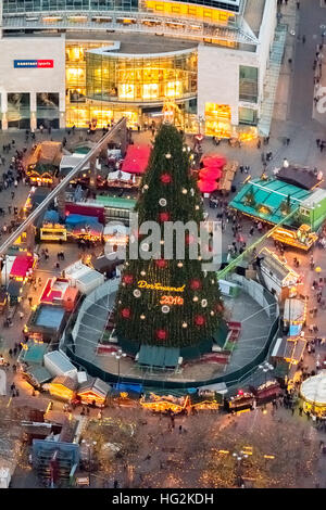 Vista aerea, l'albero di Natale più grande del mondo è a Dortmund presso il mercato di Natale, Hansaplatz, bancarelle, bancarelle natalizie Foto Stock