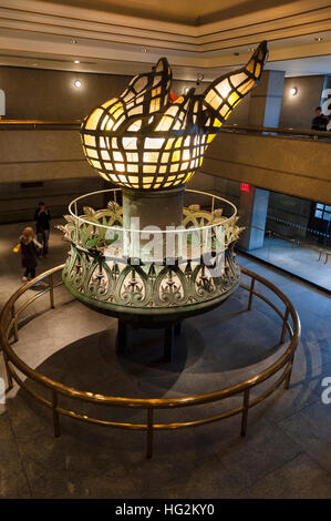 Statua della Libertà torcia originale sul display all'interno della base del monumento. Foto Stock