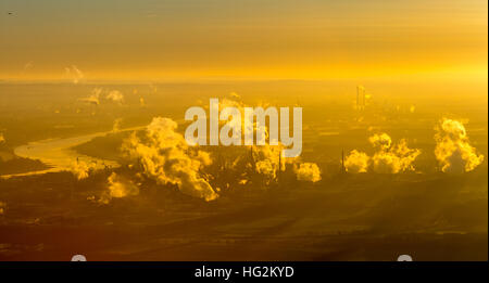 Vista aerea, Chempark Dormagen, INEOS, industria chimica con nuvole di fumo al mattino, emissioni, nebbia di mattina, Dormagen, Foto Stock