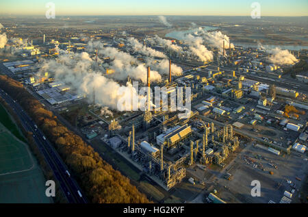 Vista aerea, Chempark Dormagen, INEOS, industria chimica con nuvole di fumo al mattino, emissioni, nebbia di mattina, Dormagen, Foto Stock