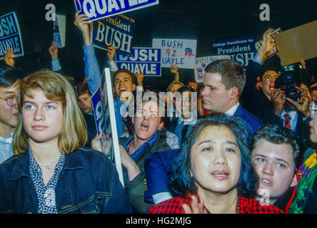 Washington, DC, Stati Uniti d'America, 1992 AIDS i dimostranti davanti alla Casa Bianca durante un rally per il Presidente George H.W. Bush e il vice presidente Dan Quayle Credito: Mark Reinstein Foto Stock