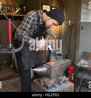 Mercato di Natale fabbro al lavoro. Helsinki Finlandia Foto Stock