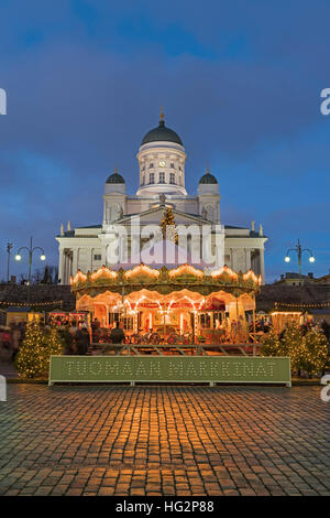 Mercato di Natale la cattedrale e la Piazza del Senato a Helsinki Finlandia Foto Stock