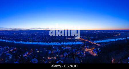 Dresda: Vista dalla stazione a monte della stazione di sospensione all'Elba e la 'ponte Blaues Wunder' ('Meraviglia Blu") al tramonto, , Sachsen, Sax Foto Stock