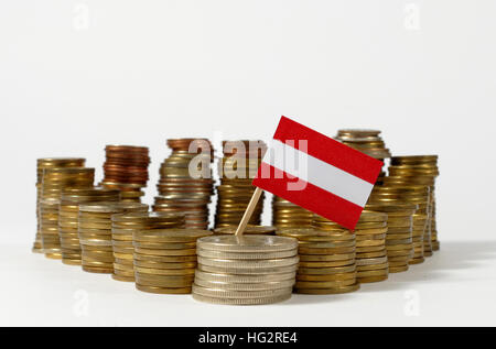 Austria bandiera sventola con la pila di monete di denaro Foto Stock