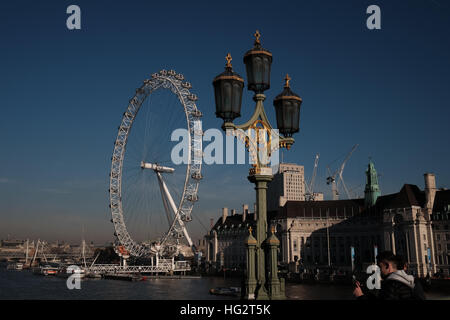 Westminster Bridge lampada di illuminazione stradale e il London eye Foto Stock