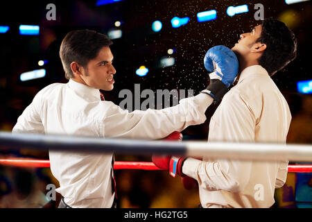 Imprenditori combattimenti nel pugilato ring Foto Stock