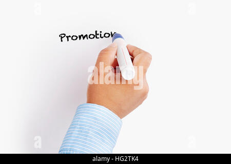 Promozione parola scritta da mano d'uomo su sfondo bianco Foto Stock