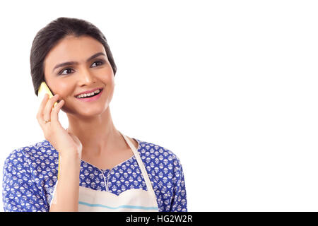 Sorridente giovane donna parlando al cellulare Foto Stock