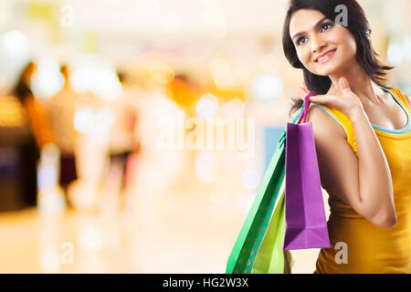 Donna felice prendere borse per lo shopping Foto Stock