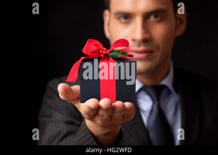 Business man tenere una confezione regalo Foto Stock