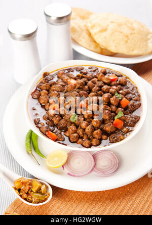 Chana masala con puri , il cibo indiano Foto Stock