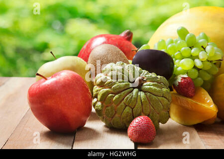 In primo piano della frutta fresca sul tavolo Foto Stock