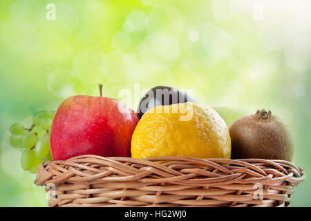 Cesto in Vimini riempito con frutta fresca Foto Stock