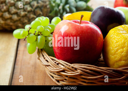 Cesto in Vimini riempito con frutta fresca Foto Stock