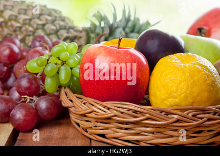 Cesto in Vimini riempito con frutta fresca Foto Stock