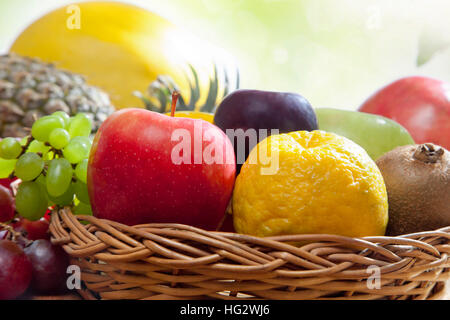 Cesto in Vimini riempito con frutta fresca Foto Stock