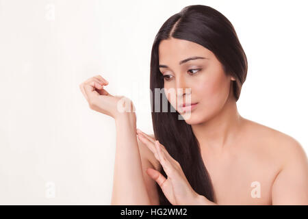 Giovane donna di applicare la crema a portata di mano Foto Stock