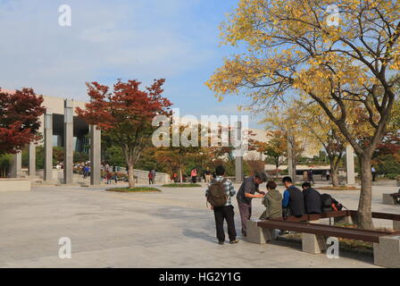 La gente visita il Museo Nazionale di Corea a Seul in Corea del Sud.. Il museo nazionale della Corea è l'ammiraglia museo di storia Coreana e arte in Corea del Sud Foto Stock