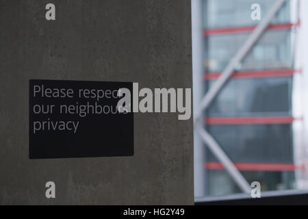 Vista del neo Bankside appartamenti con segno da Tate Modern di Londra Foto Stock
