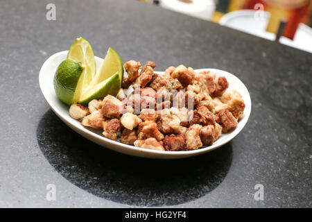 Porzione di crepitio con il limone Foto Stock