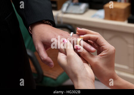 Anello di Exchange cerimonia di nozze Foto Stock