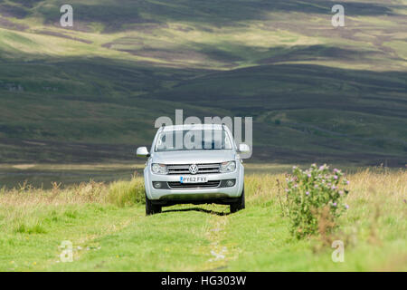 La trazione a quattro ruote motrici VW Amarok doppia cabina pick up guida sui pascoli di montagna in North Yorkshire, Regno Unito. Foto Stock