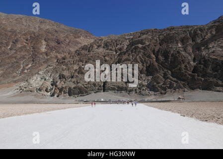 Bacino Badwater saline nella Death Valley in California orientale USA Foto Stock