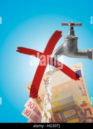 Barrata rubinetto di acqua (rubinetto) e le fatture in euro (composizione di shot): simbolo per l aumento del prezzo dell'acqua Foto Stock