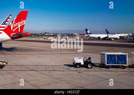 Coda di una Virgin America jet su asfalto presso l'Aeroporto Internazionale di Los Angeles (LAX), Los Angeles, California, 22 novembre 2016 Foto Stock