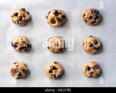 Pasta di biscotti con scaglie di cioccolato sulla teglia da forno Foto Stock