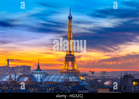 Scintillante Torre Eiffel al tramonto a Parigi, Francia Foto Stock