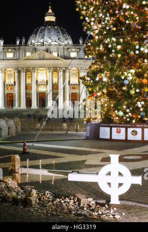 Vaticano Italia - Gennaio 1, 2017: Piazza San Pietro a Roma preparato per Natale, in primo piano alcuni dei resti e il culmine della Basilica di S Foto Stock