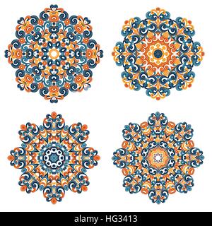 Mandala colorate in stile orientale. Set di round motivi etnici isolati su sfondo bianco. Tradizionali ornamenti in pizzo. Araba, Asiatica, islamica, motivi indiano. Illustrazione Vettoriale. Illustrazione Vettoriale