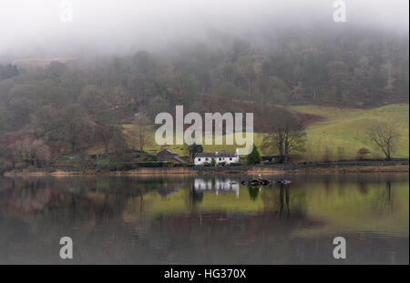 Guardando attraverso Rydal acqua al NAB Cottage Foto Stock