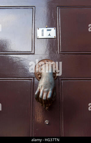 Porta originale respingente guardando come una mano fuori della porta al numero 17 Foto Stock