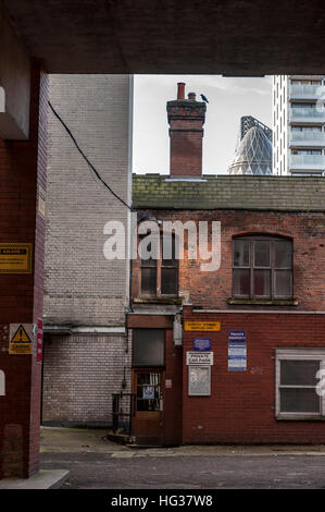 Immagine di contrasto della vecchia e della nuova architettura nella zona est di Londra Foto Stock