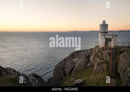 Il faro al tramonto sulla testa di pecore penisola nella contea di Cork in Irlanda Foto Stock