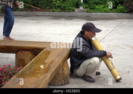 Cina Yunnan, Shilin, uomini fumatori bambù tubazione dell'acqua. Foto Stock