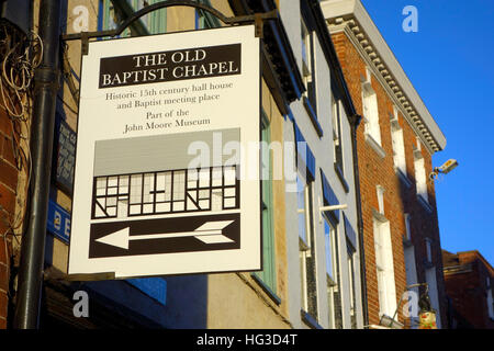 Segno per la vecchia cappella del Battista, John Moore Museum, Tewkesbury, Gloucestershire, England, Regno Unito Foto Stock